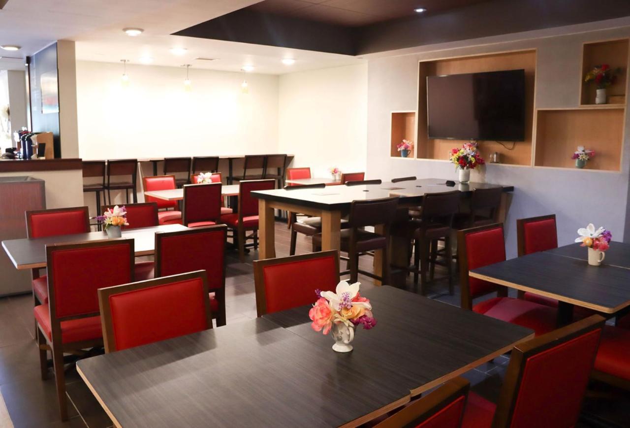 Holiday Inn Express Cedar Rapids - Collins Road By Ihg Экстерьер фото