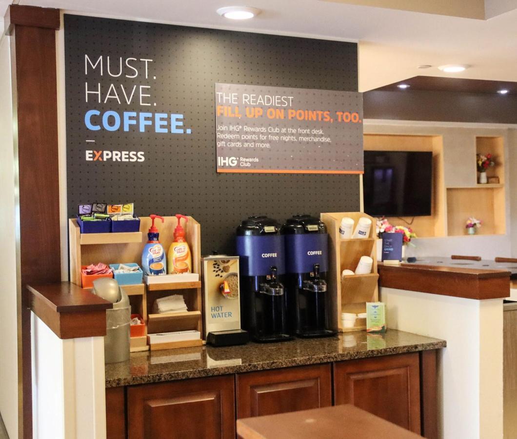 Holiday Inn Express Cedar Rapids - Collins Road By Ihg Экстерьер фото