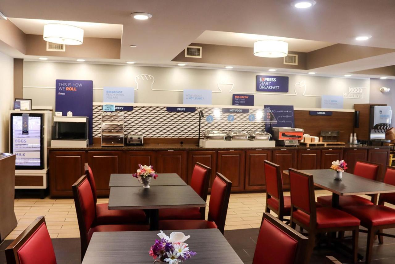 Holiday Inn Express Cedar Rapids - Collins Road By Ihg Экстерьер фото