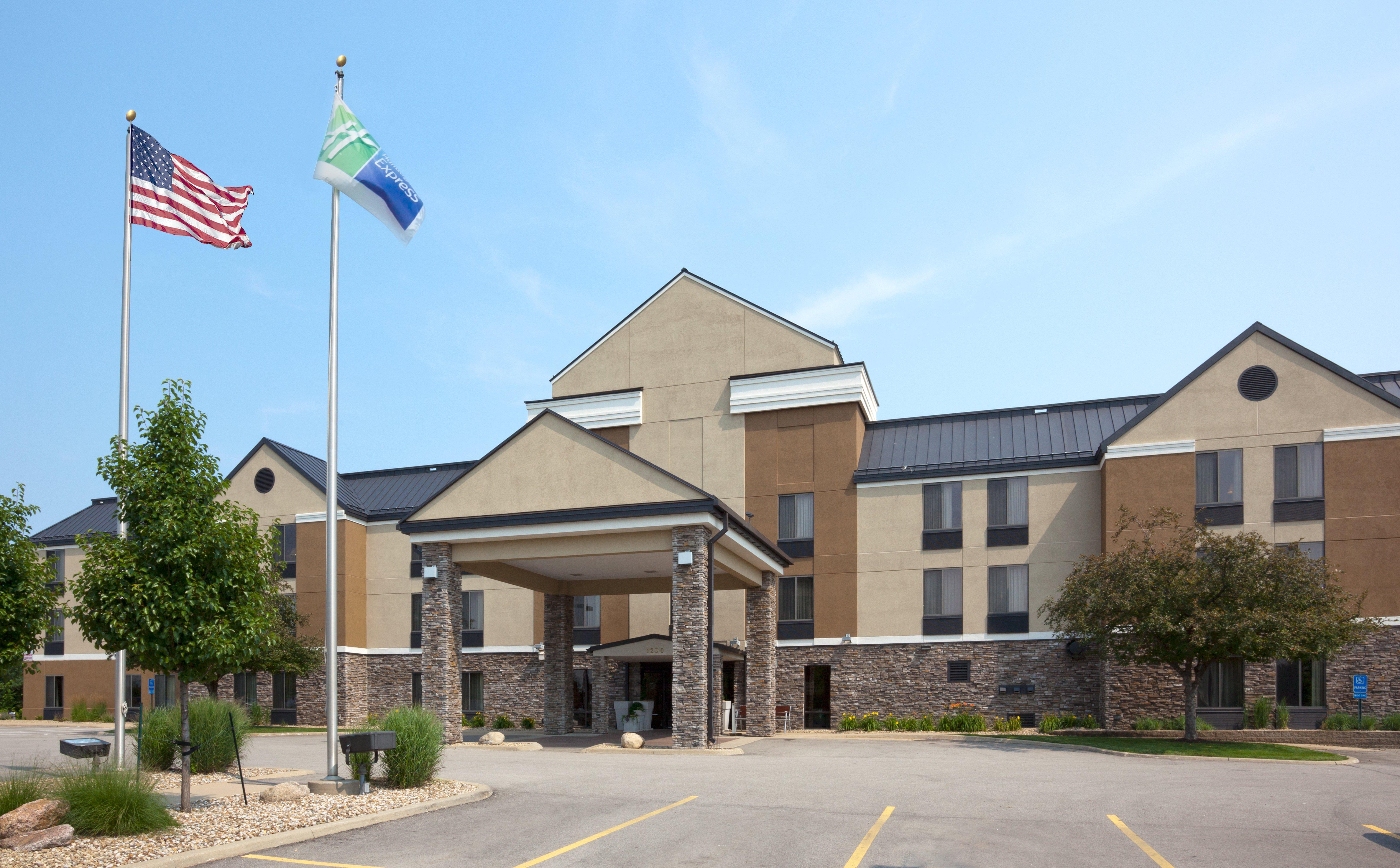 Holiday Inn Express Cedar Rapids - Collins Road By Ihg Экстерьер фото